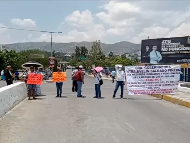 Maestros jubilados de Costa Grande bloquean calle en Chilpancingo