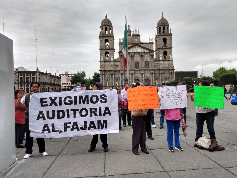 Maestros jubilados exigen pago del FAJAM