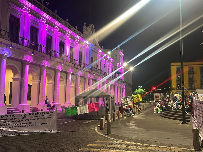 Maestros jubilados mantienen plantón y cierre en centro de Xalapa
