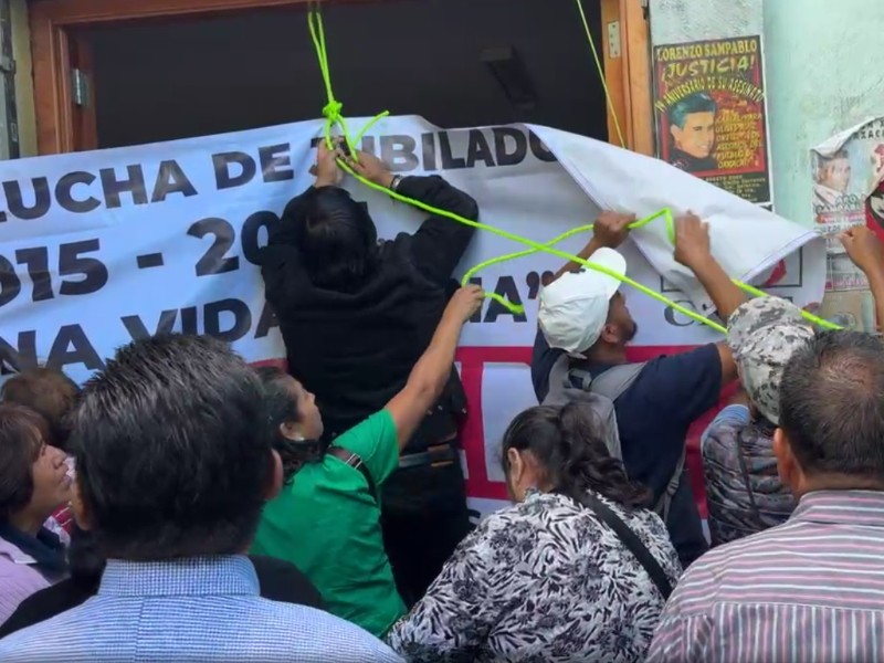 Maestros jubilados protestan contra dirigencia de la Sección 22, toman edificio sindical