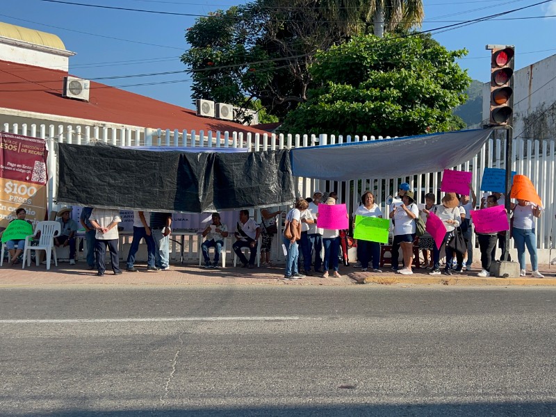 Maestros jubilados toman oficinas de Finanzas en Zihuatanejo