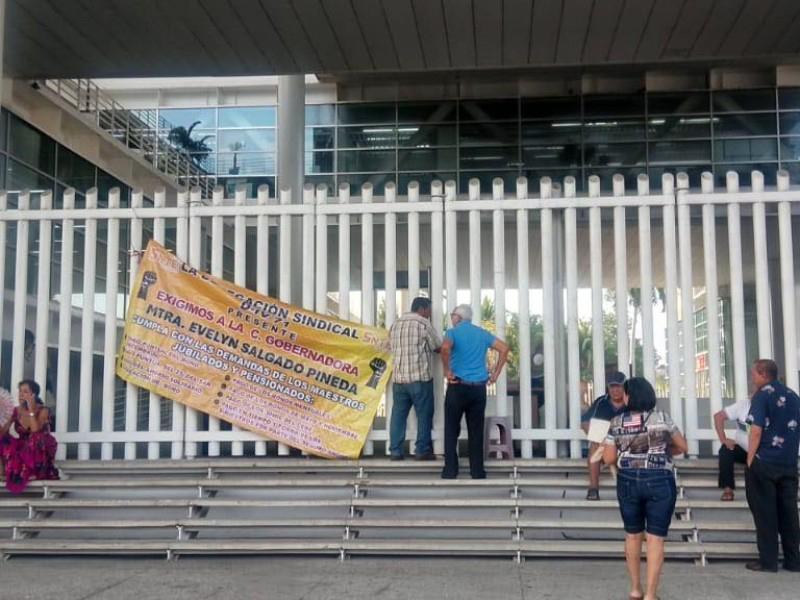 Maestros jubilados y pensionaria recibirán apoyos en noviembre