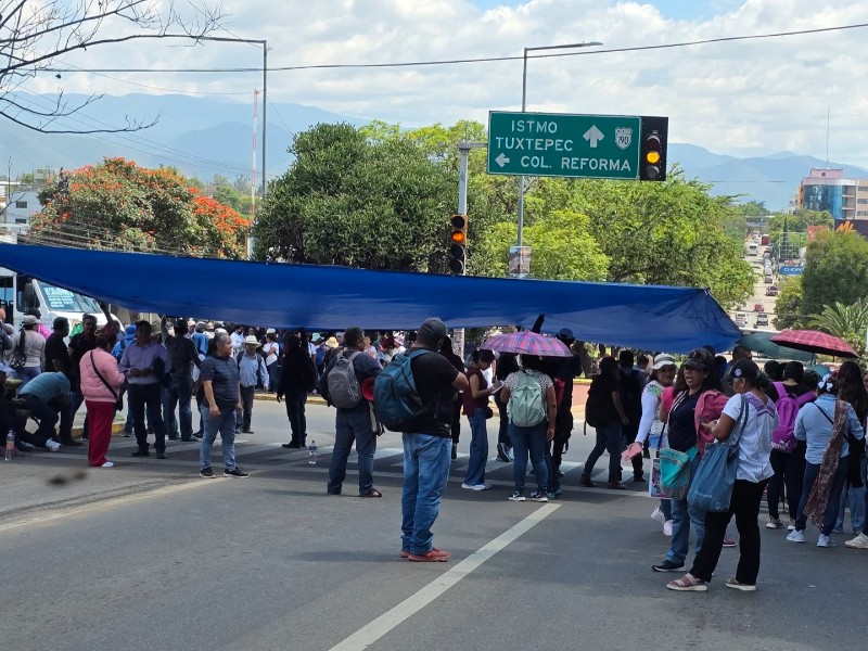 Maestros mantienen bloqueos simúlatenos en la capital oaxaqueña, exigen mesa resolutiva