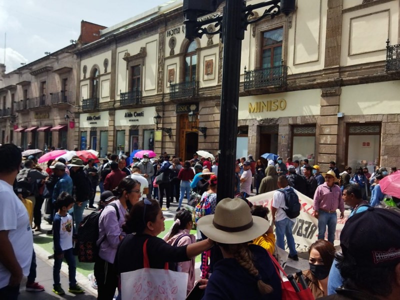 Maestros marchan en Morelia; toman oficinas de Finanzas