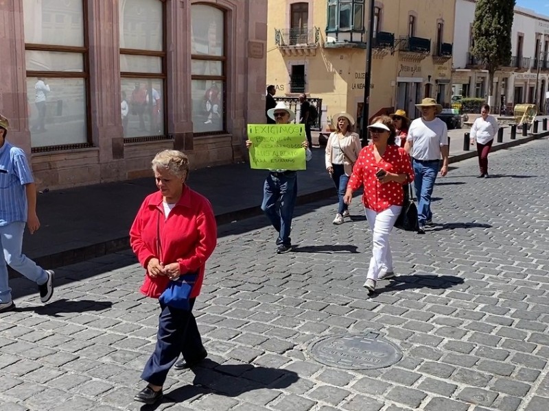 Maestros marchan en su día para exigir sueldos dignos