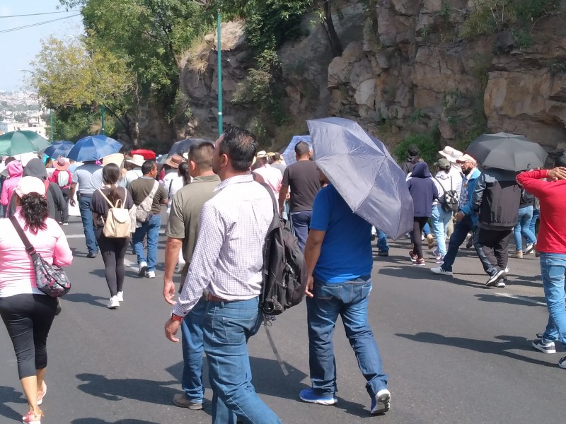 Maestros marchan para exigir liberación de normalistas