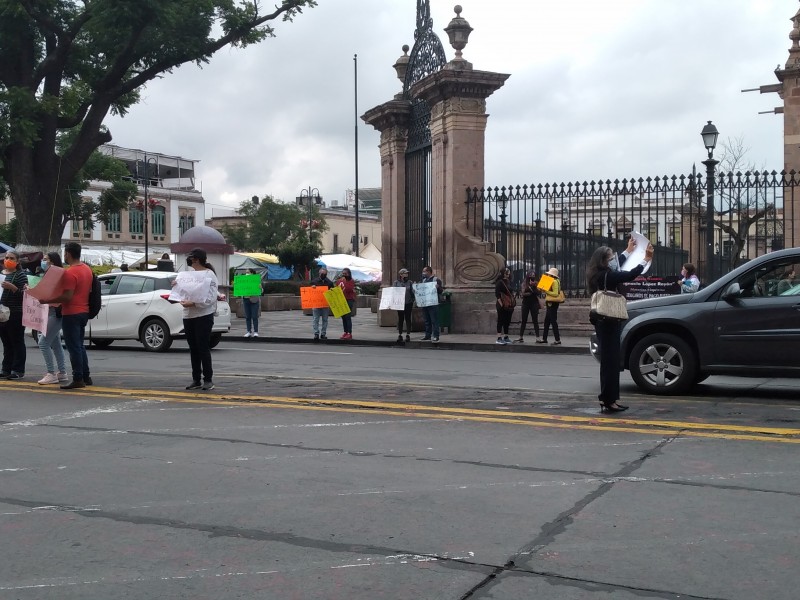 Maestros morelianos piden sus pagos; protestan en Centro Histórico
