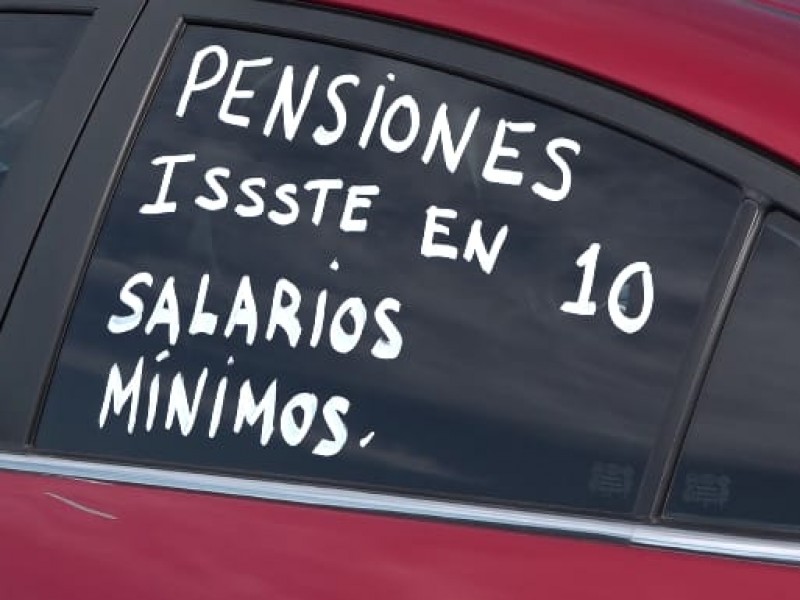 Maestros pensionados ahora luchan contra la UMA