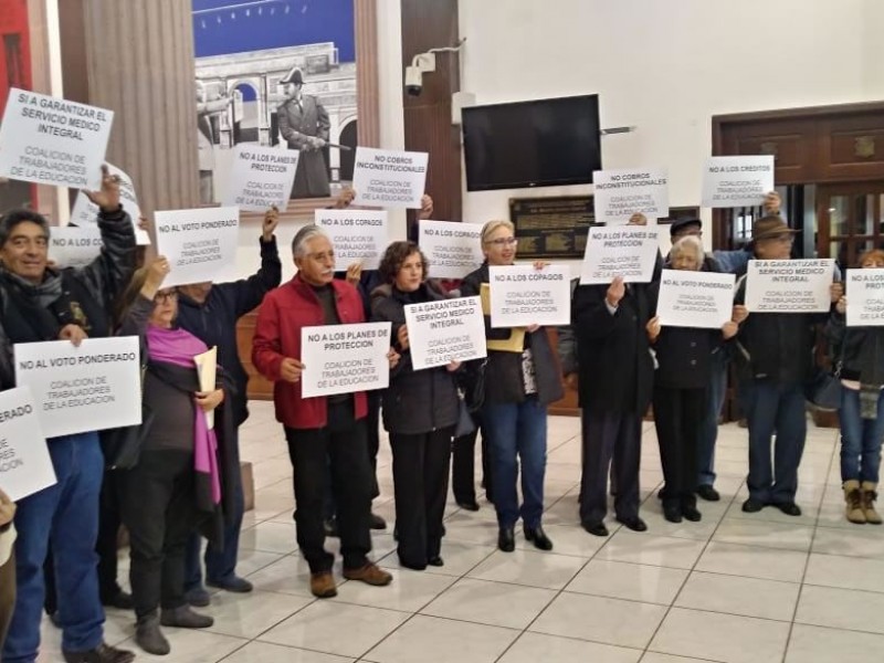Maestros pensionados de Coahuila piden ayuda a AMLO
