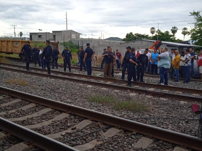 Maestros presentes en vías férreas de estación Nueva Italia-Parácuaro