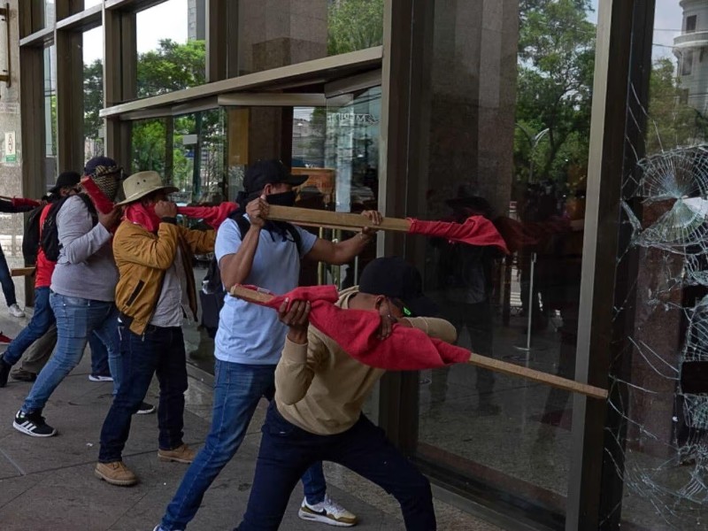 Maestros protestan con actos vandálicos en Ciudad de México