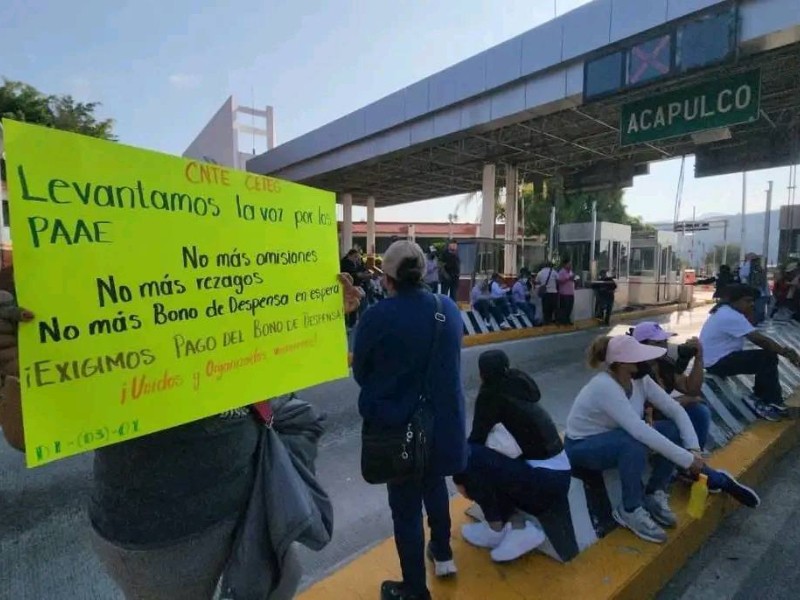 Maestros protestan en Guerrero por falta de pagos | Meganoticias