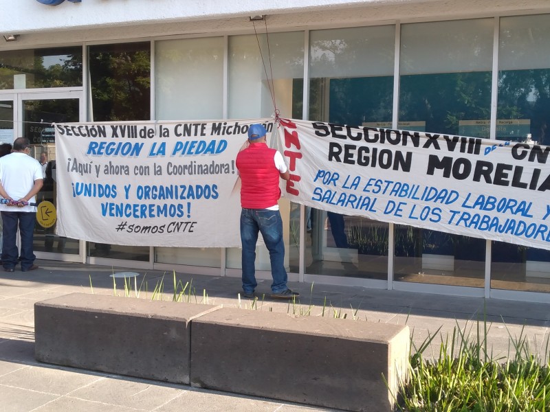 Maestros protestan en torre financiera de Morelia