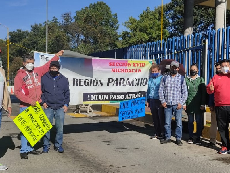 Maestros protestan y liberan paso en casetas ante adeudos salariales