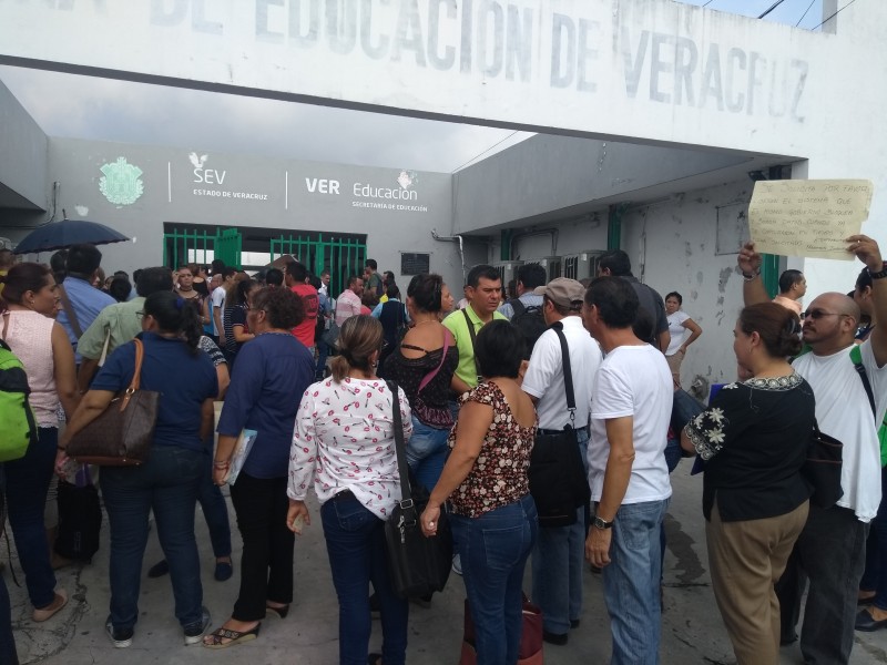 Maestros realizan largas filas en la SEV