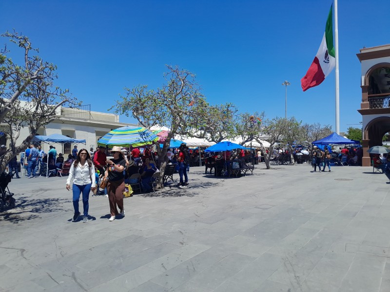 Maestros realizan concentración en plaza Antonio Mijares