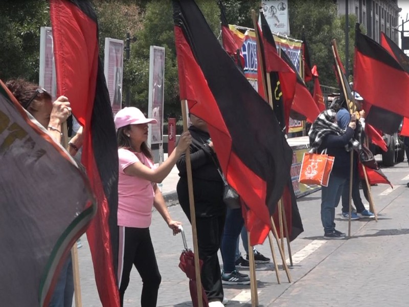 Maestros salieron a manifestarse inconformes con la basificación  gubernamental