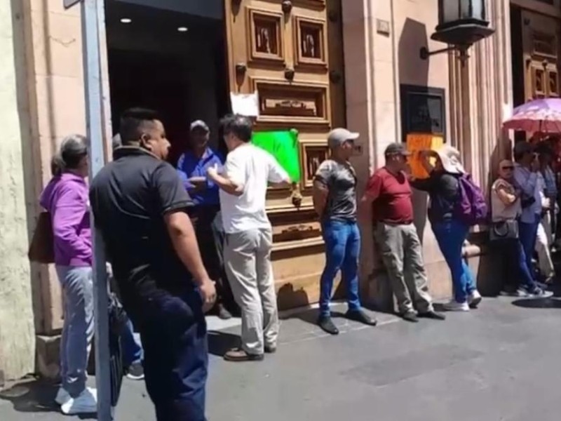 Maestros se apoderan de los bancos del Centro Histórico