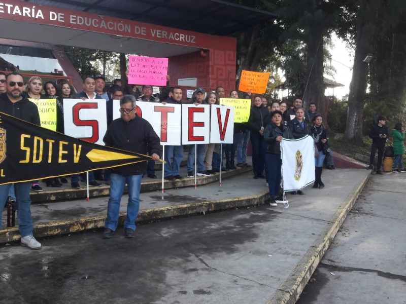 Maestros se manifestaron por falta de pago