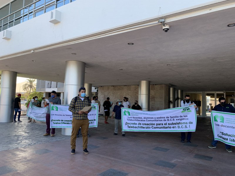 Maestros se manifiestan en la explanada de gobierno