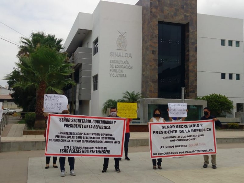 Maestros se manifiestan en la SEPyC, exigen sus plazas