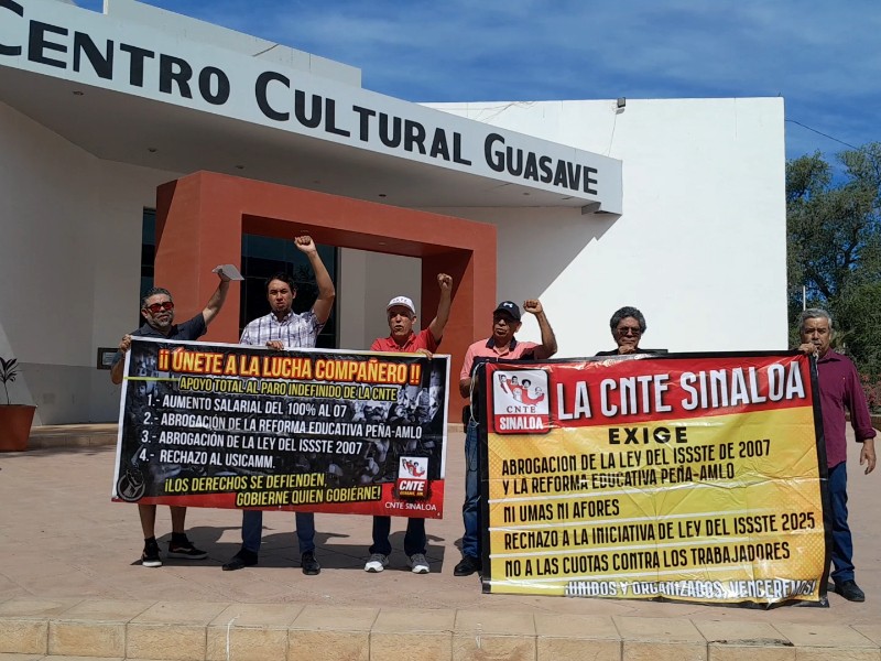 Maestros se manifiestan, exigen abrogación de leyes contra la educación