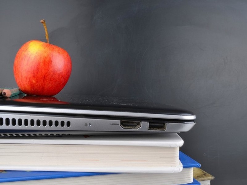 Maestros se preparan para clases en línea, establecen estrategias