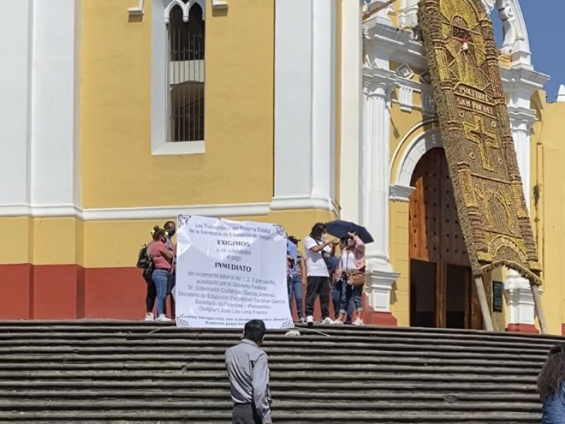 Maestros siguen exigiendo pagos de incremento salarial; así protestaron hoy