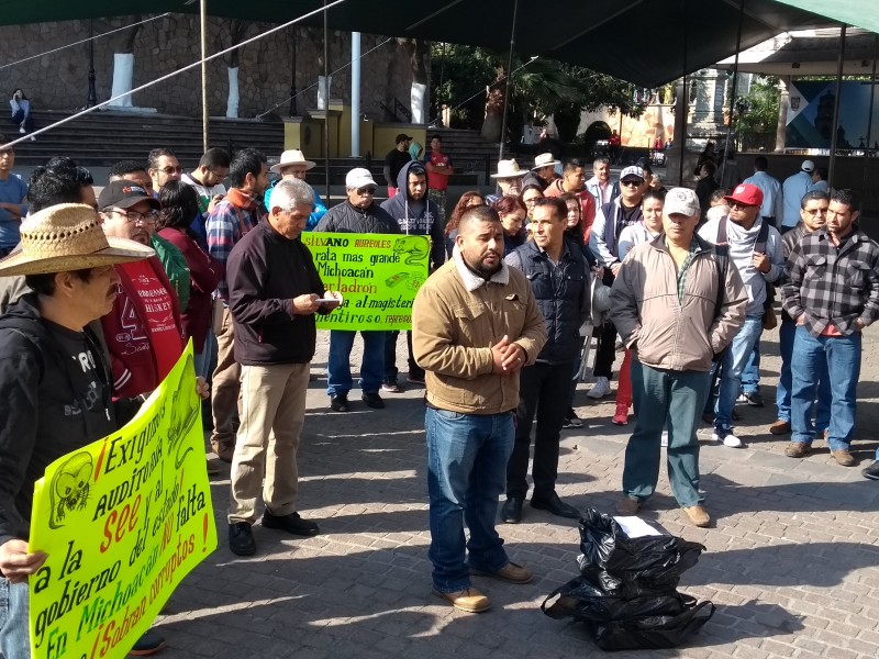 Maestros toman alcaldía y protestan contra gobierno