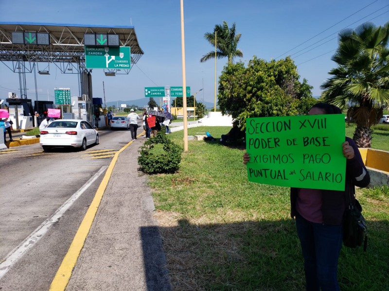 Maestros toman caseta de Ecuandureo, exigen pago de salarios