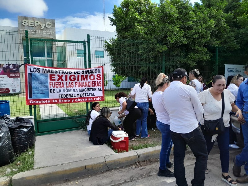 Maestros toman la SEPyC,exigen saquen a financieras de sus nóminas