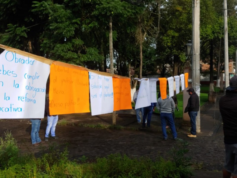 Maestros toman las vías del tren en exigencia de pagos