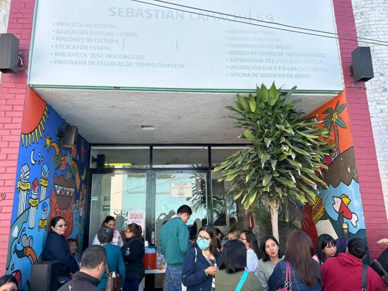 Maestros toman oficinas de educación especial, exigen destitución de jefa