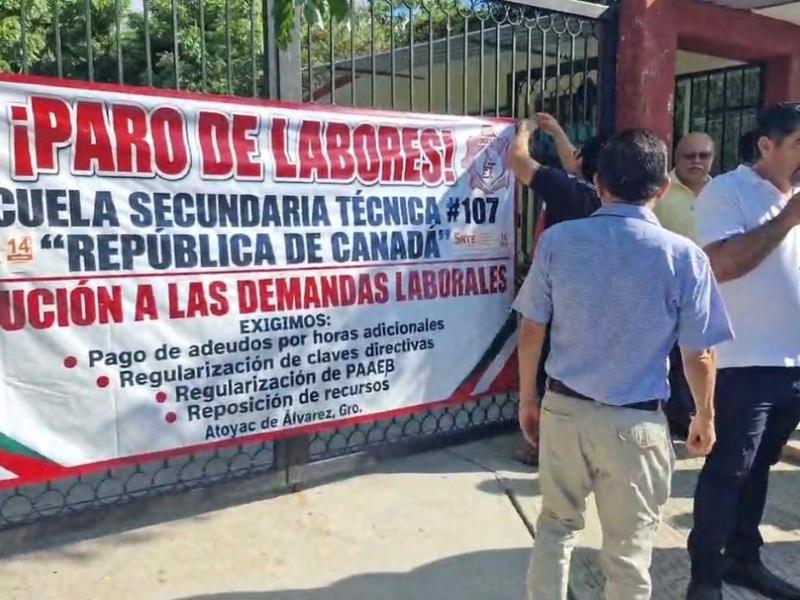 Maestros toman oficinas educativas en Tecpan por demandas laborales