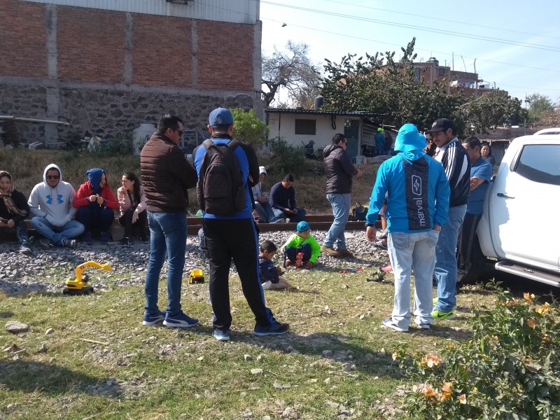 Maestros toman vías del tren en La Piedad