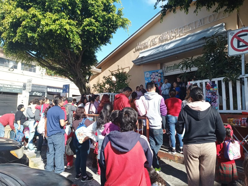 Maestros trabajan bajo protesta en jardín de niños de Xalapa