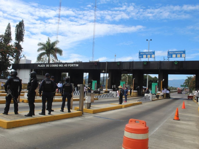 Maestros veracruzanos bloquean caseta de cobro de Fortín