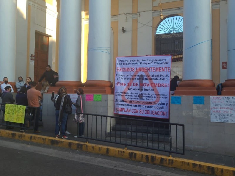 Maestros vuelven a tomar escuelas, exigen su incremento salarial