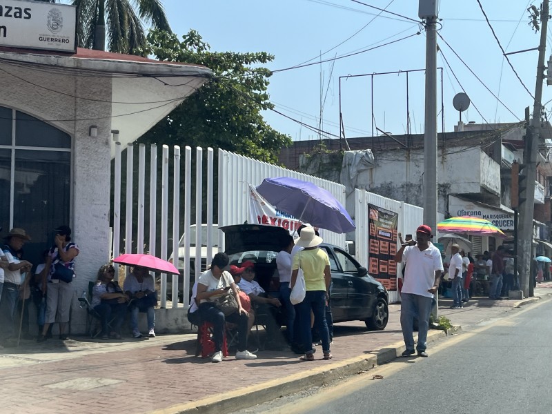 Maestros vuelven a tomar Finanzas, luego de protesta en aeropuerto