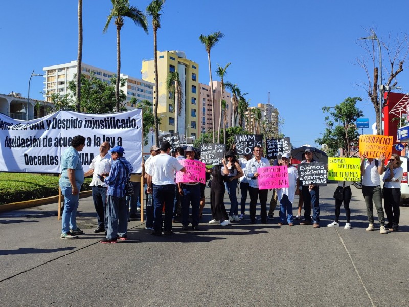 Maestros y estudiantes de la UAA bloquean avenida en Acapulco