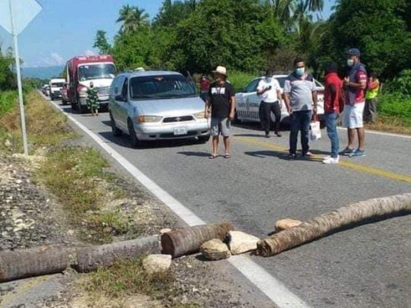 Maestros y padres bloquean carretera en Atoyac