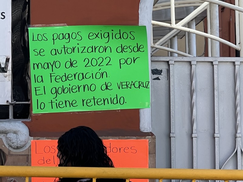 Maestros y personal administrativo toman escuelas para exigir pagos