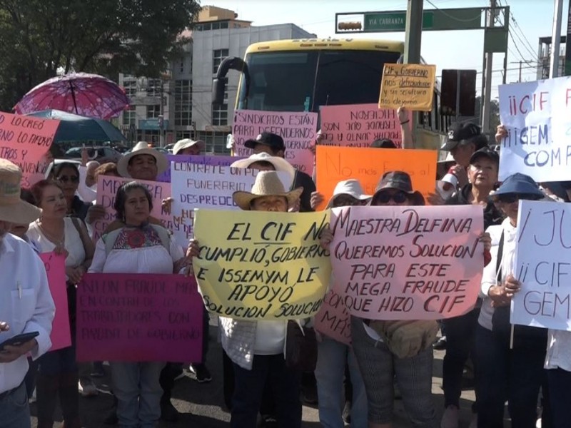 Maestros y servidores públicos denunciaron fraude millonario de servicios funerarios