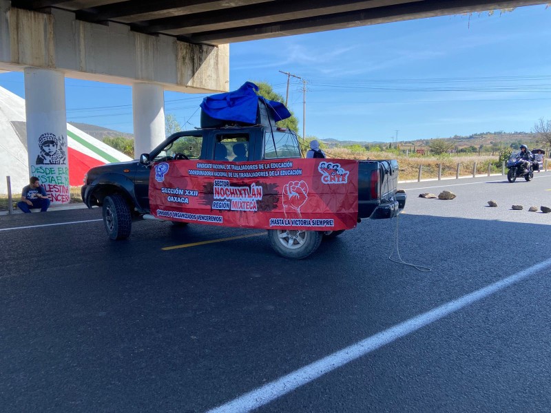 Magisterio activa bloqueo en la supercarretera Oaxaca-Cuacnopalan a la altura de Nochixtlán