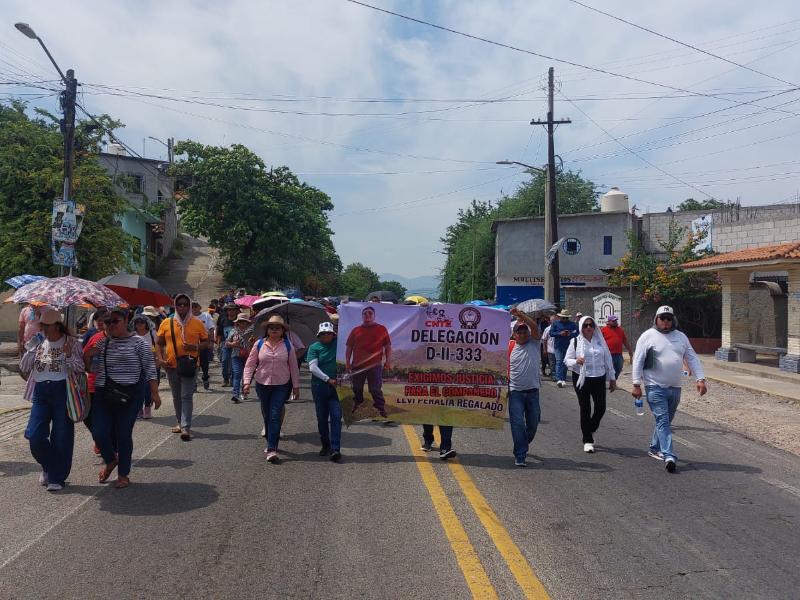 Magisterio oaxaqueño marcha en Tehuantepec, exigen justicia por maestro asesinado