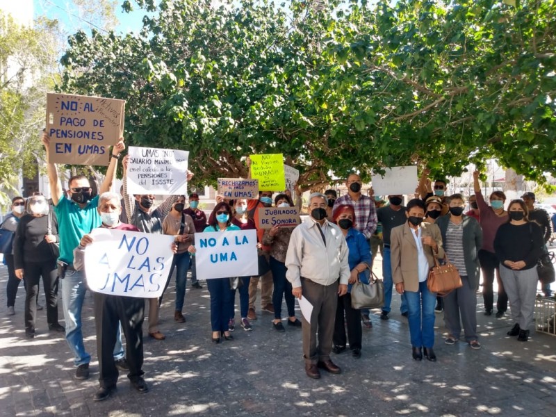 Magisterio se manifiesta contra pensiones recibiendo UMAS como pago