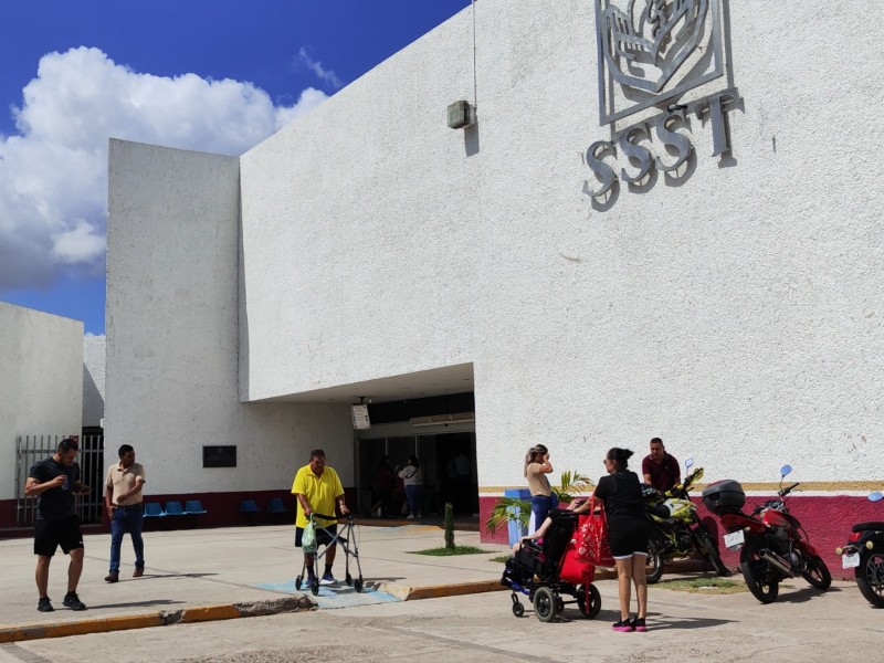 Magisterio se manifiesta en ISSSTE, exige atención médica de calidad