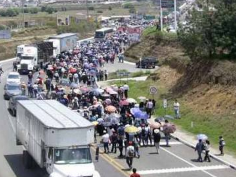 Magisterio sin respuesta mantienen bloqueo carretero