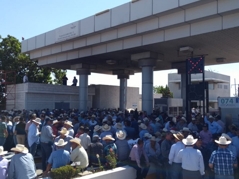 Maiceros bloquean caseta de 