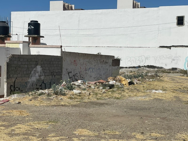 Mal olor por tirar basura en las Constelaciones